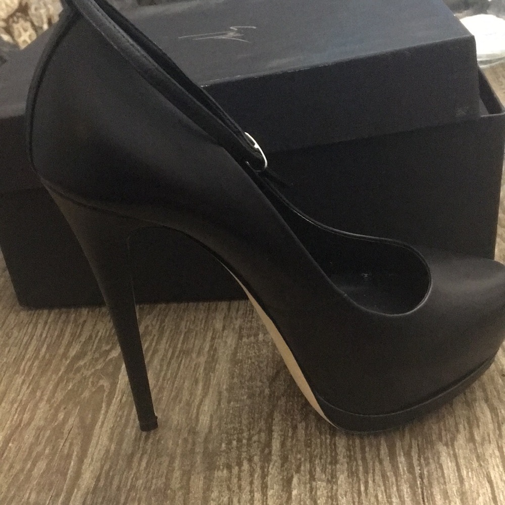 Black leather ankle pump